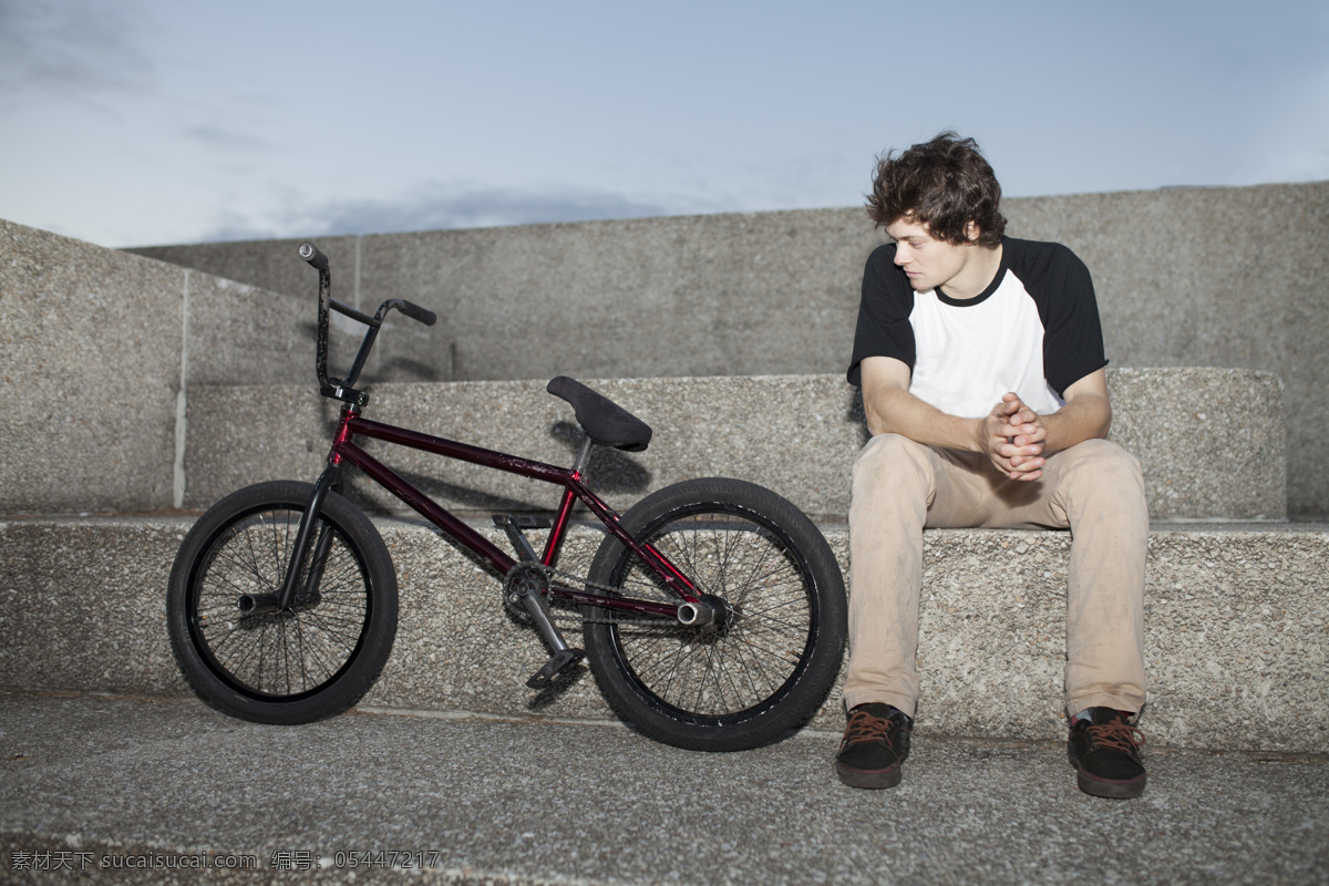 坐在 台阶 上 男孩 男人 年轻人 自行车 人物摄影 生活人物 人物图片
