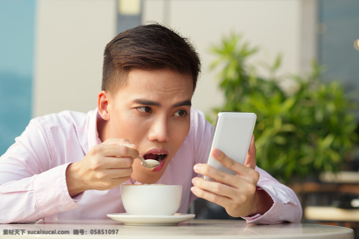 喝 咖啡 玩 手机 边喝咖啡 边玩 喝咖啡 男士 看手机 无聊 餐饮美食 西餐美食