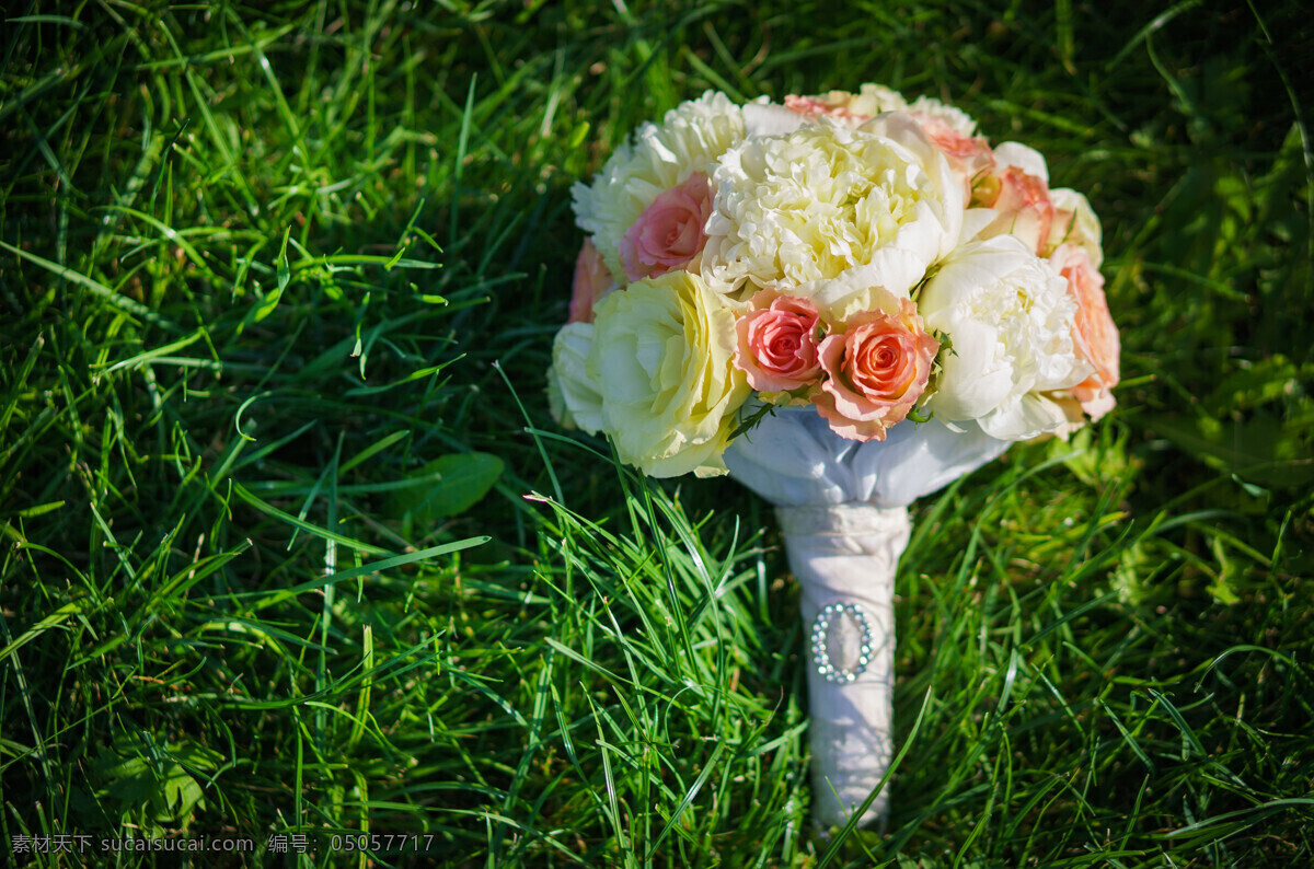 草地 上 鲜花 花束 绿地 玫瑰花 美丽鲜花 花卉 美丽花朵 婚礼花朵 节日庆典 生活百科