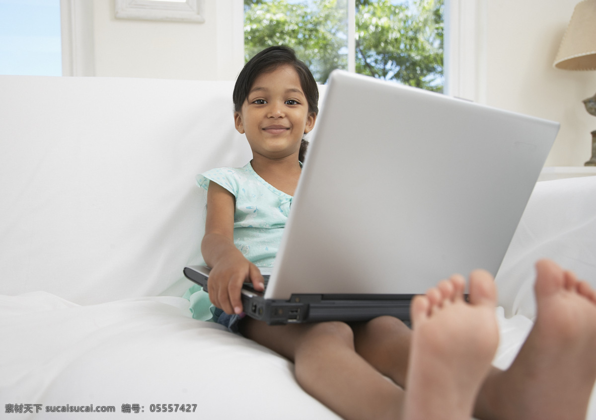 玩电脑 小女孩 外国家庭 孩子 儿童 可爱 和谐 人物素材 温馨家庭 幸福 生活人物 人物图库 人物图片