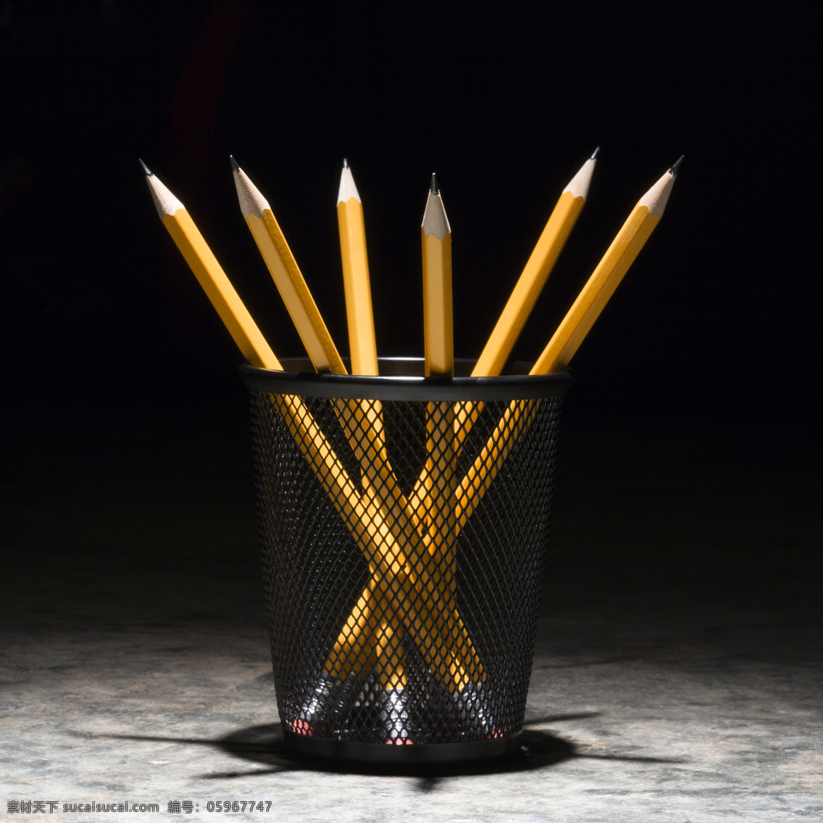 铅笔 笔筒 铅笔笔筒 文具 削好的铅笔 生活用品 生活素材 生活百科 办公学习