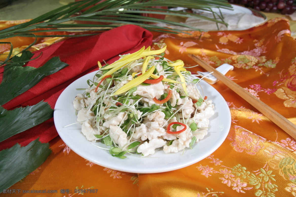 香椿苗拌桃仁 凉菜 开胃菜 精美小菜 饭前小菜 凉菜类 风味凉菜 拌菜 凉拌 菜 餐饮美食 传统美食 红色