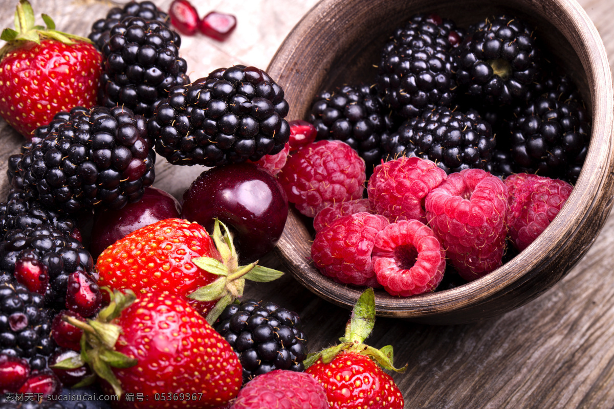 木 盆 里 水果 木板 木盆 新鲜 蓝莓 黑树莓 草莓 水果图片 餐饮美食