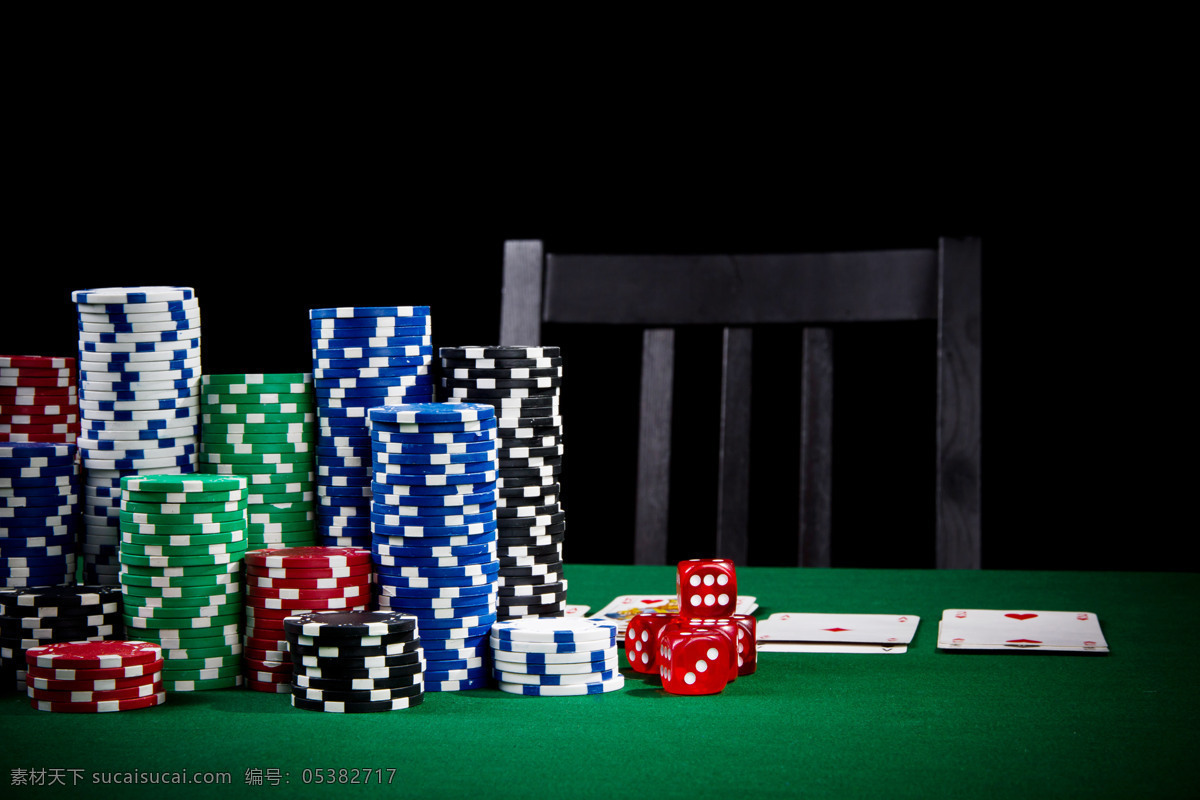 赌桌 上 堆 赌具 扑克牌 纸牌 赌场 赌博 骰子 筹码 影音娱乐 生活百科