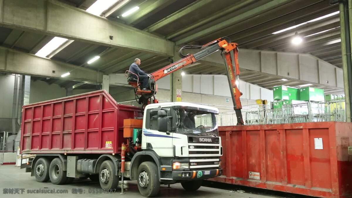 机械 爪 抓 金属 废料 人 随机对象 科学与技术 电 浪费 电子的 回收 组件 电路 电子废弃物 卡车 机械的 橙色 悬浮 运输