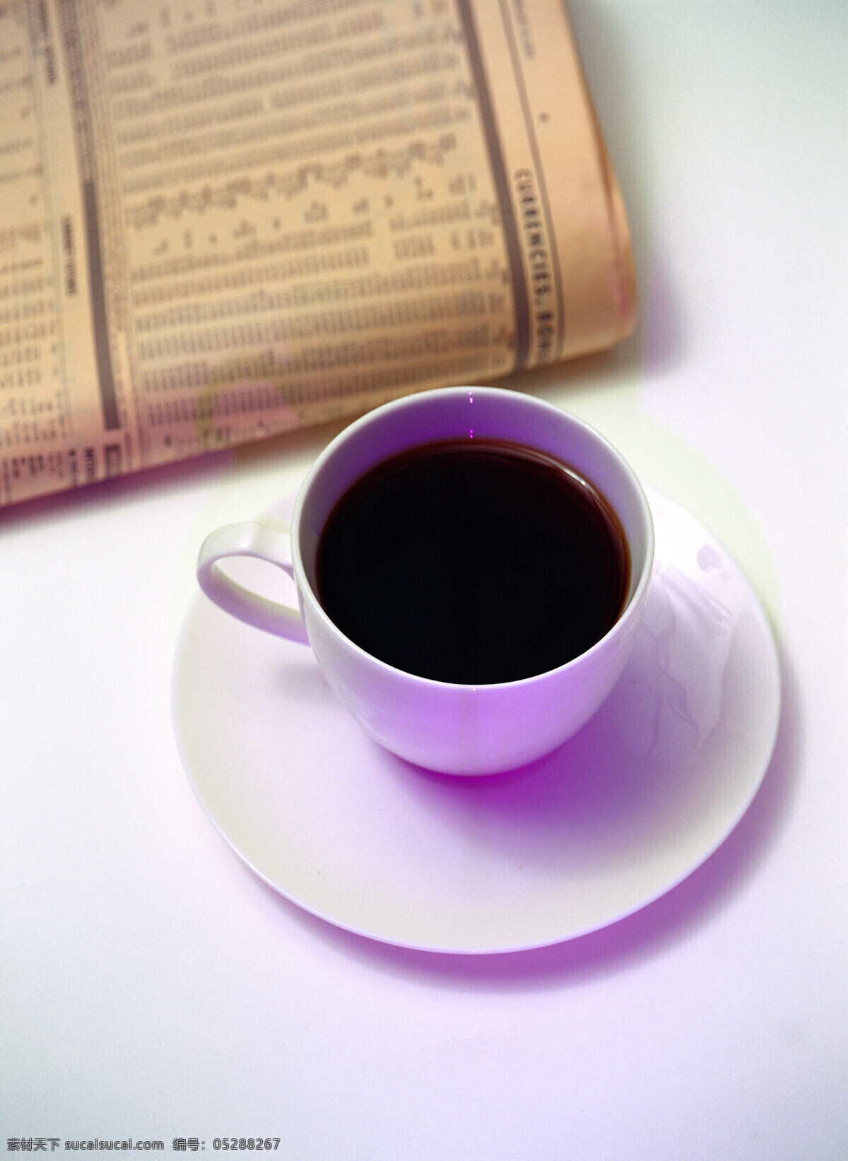 桌子 上书 咖啡 coffee 浓香 褐色 托盘 杯子 陶瓷 紫色 桌面 书本 看书 高清图片 咖啡图片 餐饮美食