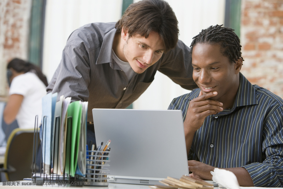 两个 正在 讨论 工作 男人 办公环境 讨论工作 上网 笔记本电脑 黑人 办公 男人图片 人物图片