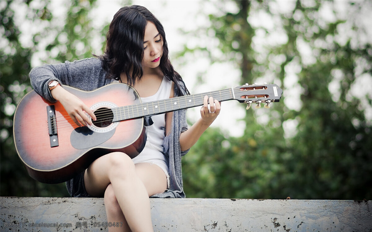弹吉他的美女 吉他 弹吉他 弹吉他的女孩 文艺范壁纸 文艺范美女 树木 人物图库 人物摄影