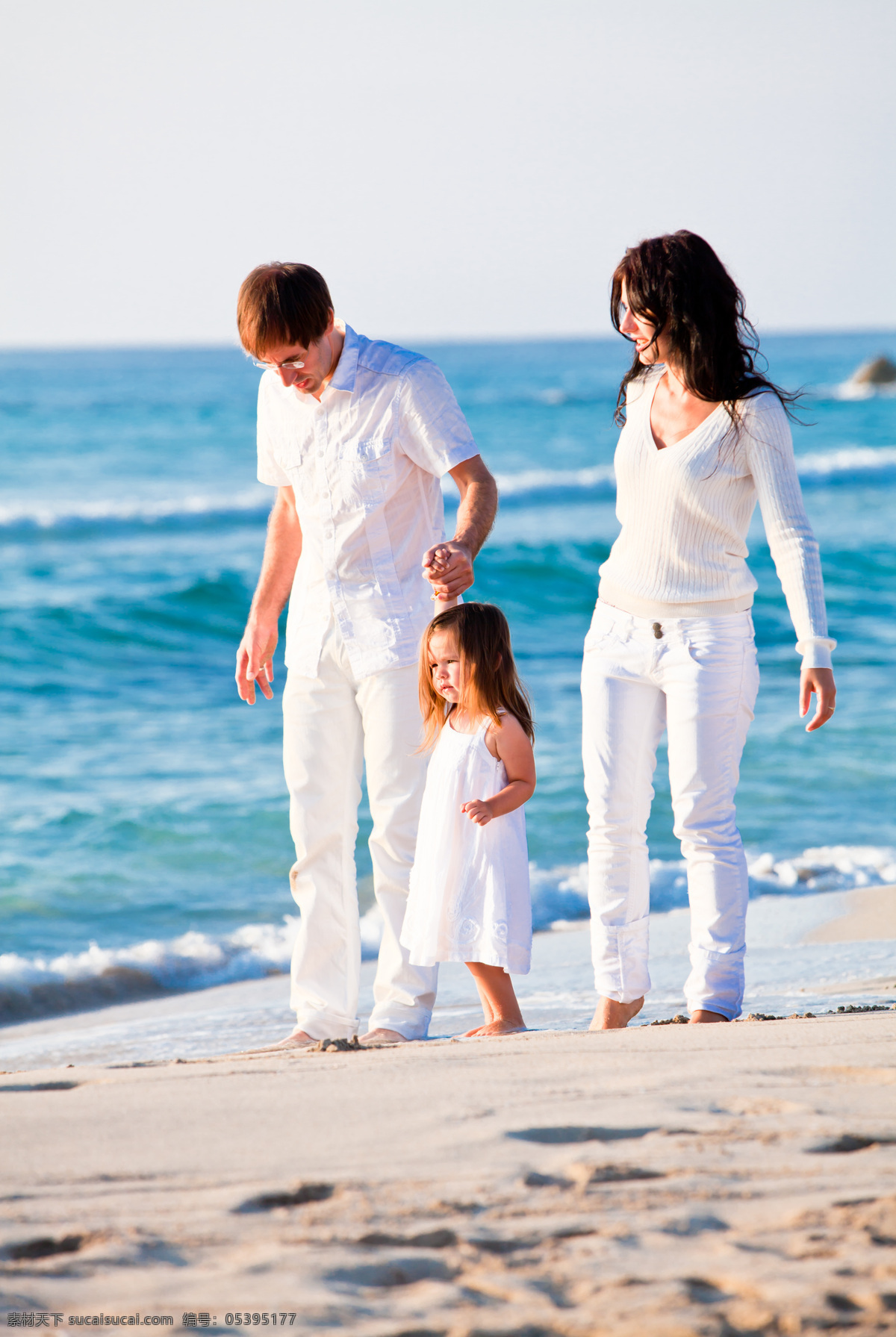沙滩 上 领 孩子 父母 领着 女孩 白色衣服 海边 节日庆典 生活百科