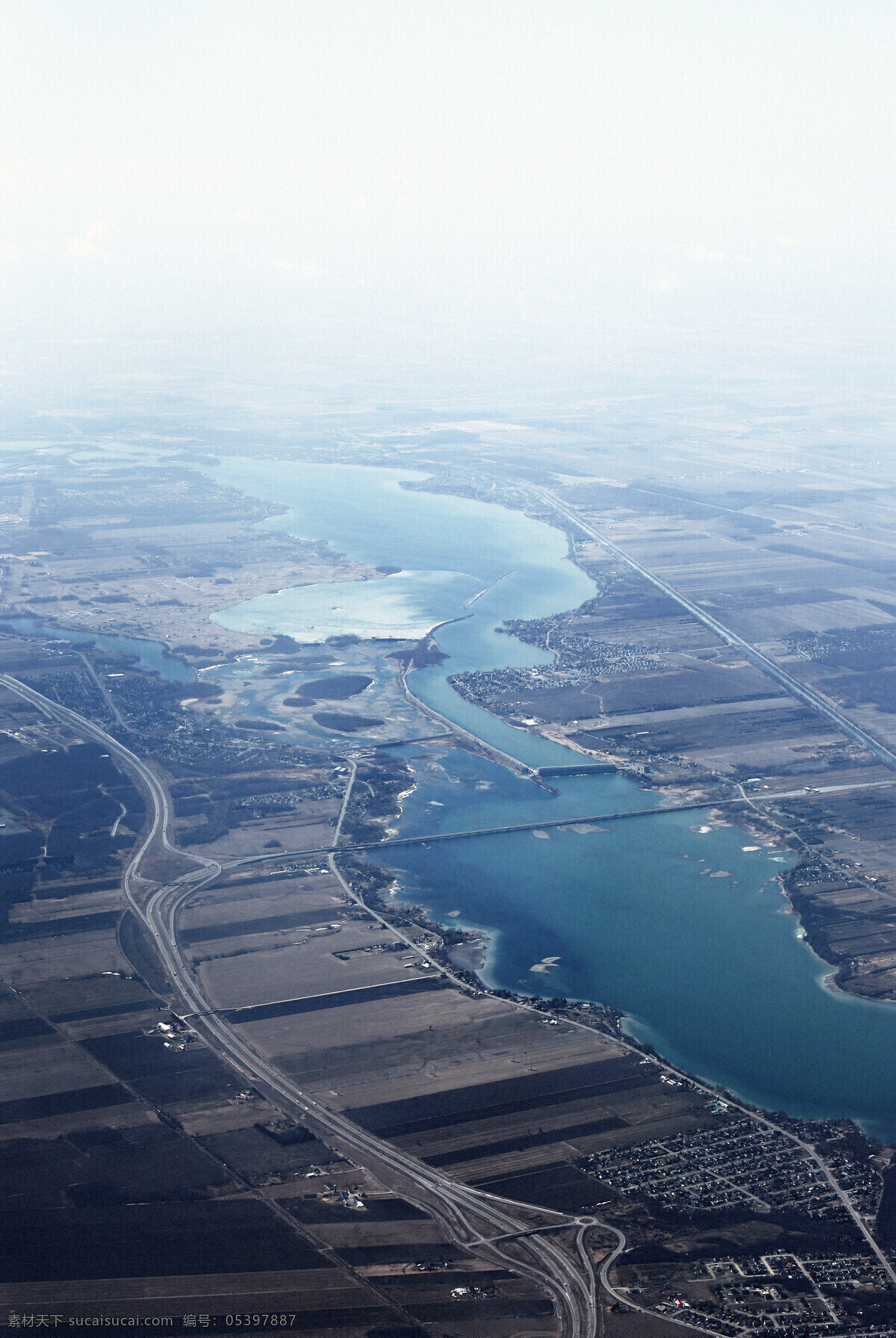 河岸边的城市 俯视 俯瞰 鸟瞰 城市 立交桥 河流 大江 全景 旅游摄影 国外旅游