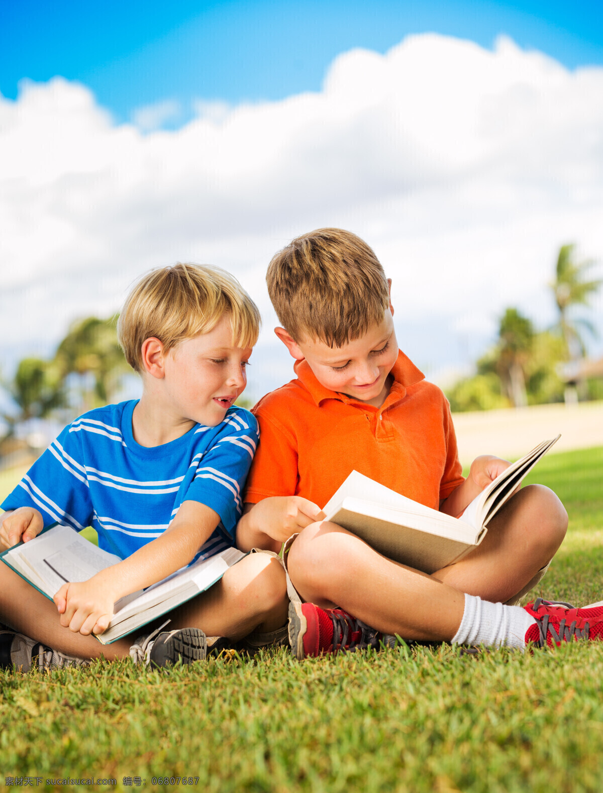 草地 上 看书 两个 外国 小 男孩 蓝天 白云 外国小孩 人物 儿童图片 人物图片