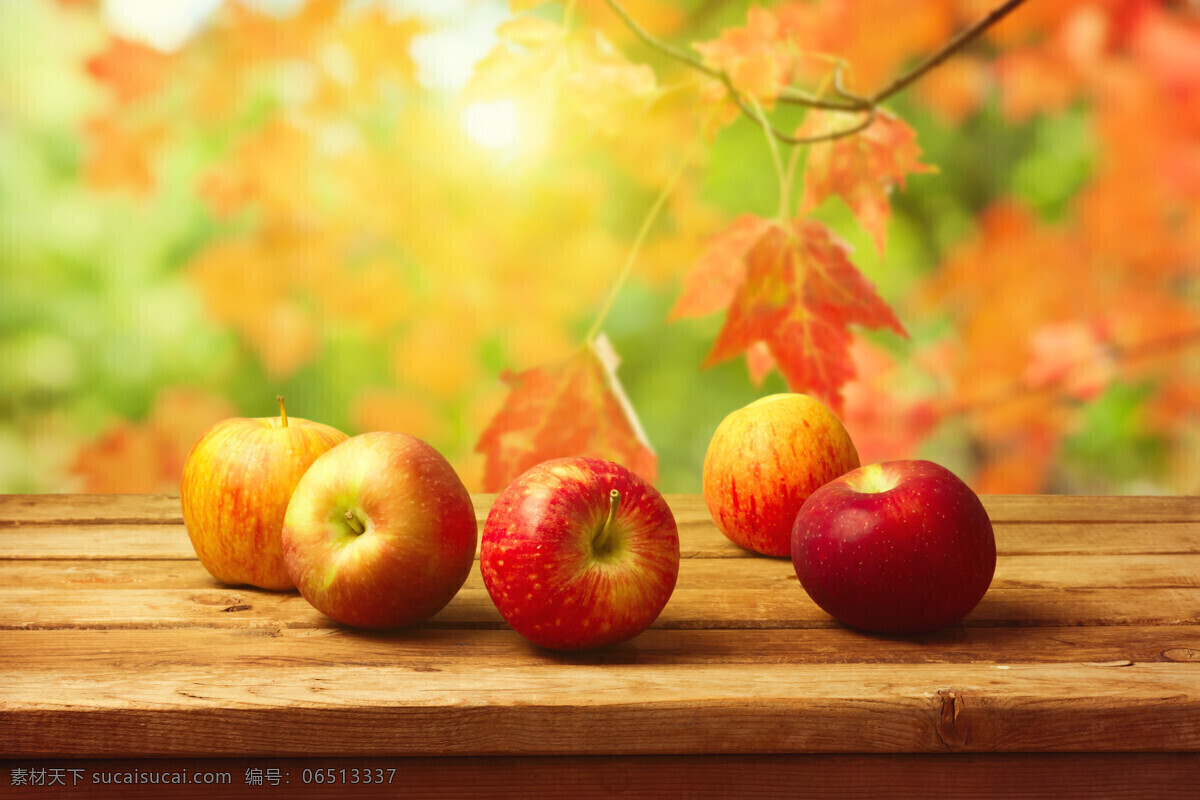 木板 上 红苹果 红叶 叶子 水果 山水风景 风景图片