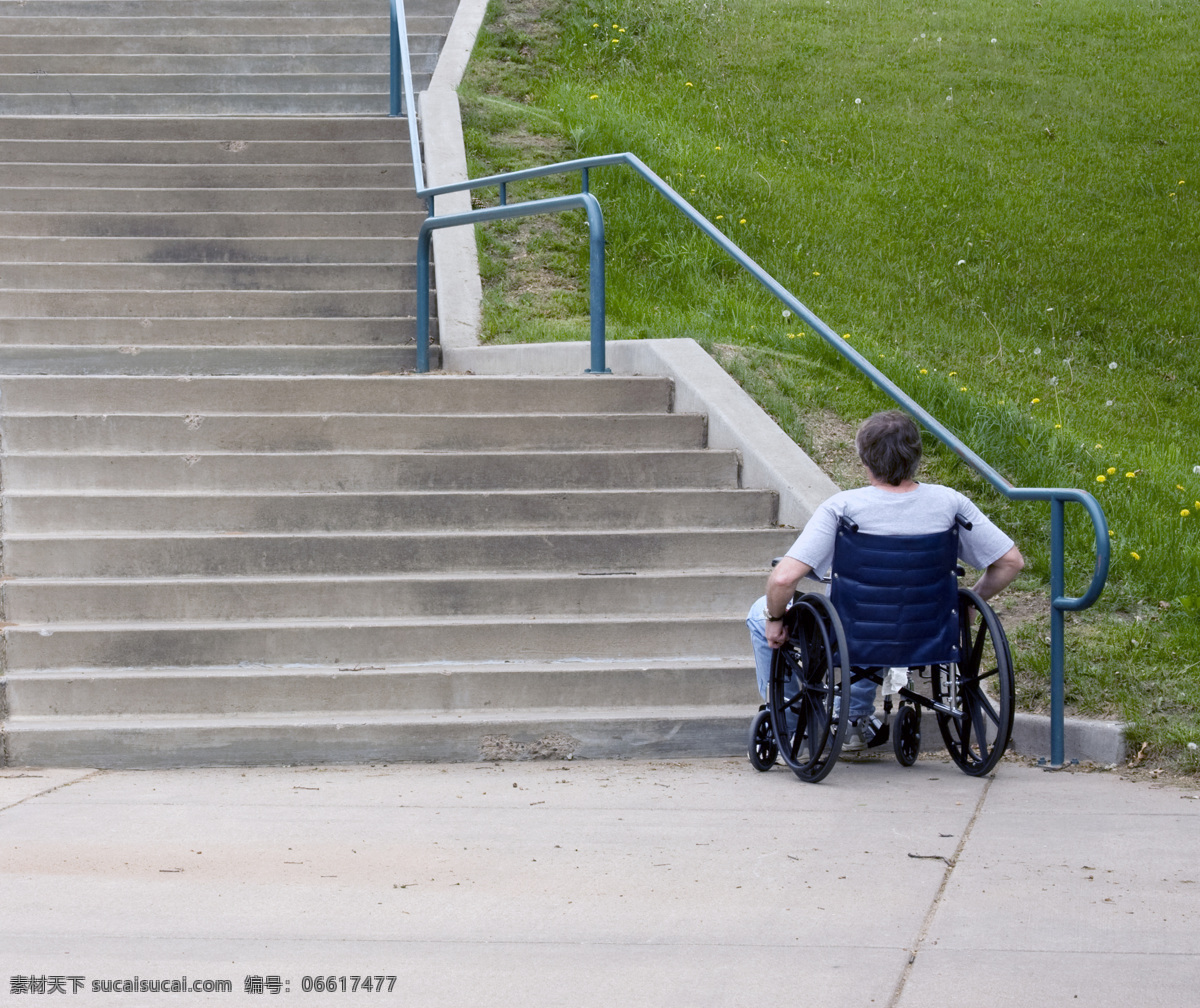 坐在 轮椅 上 人 背影 台阶 楼梯 残疾人 草地 围栏 其他人物 人物图片