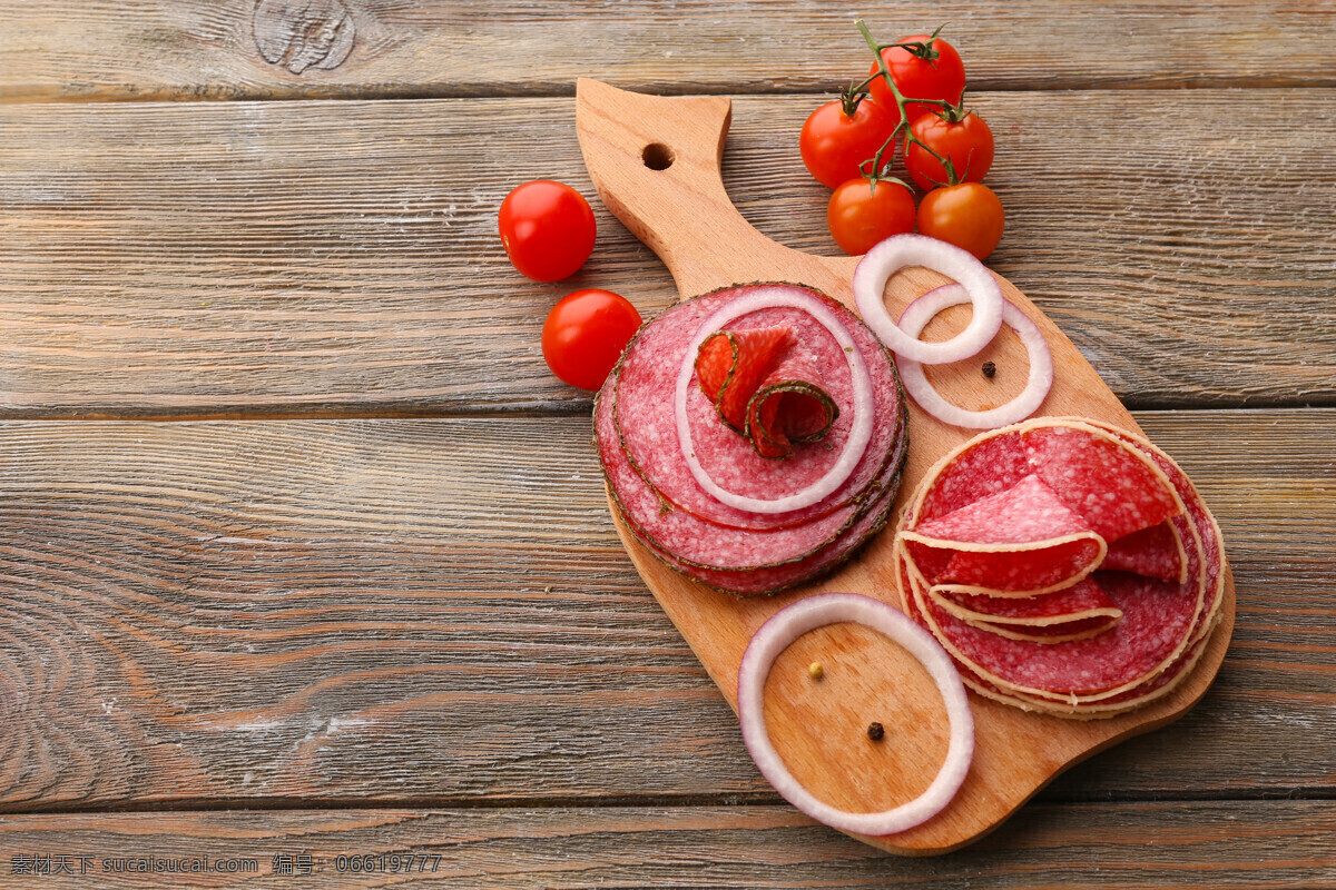 木板 上 香肠 西红柿 番茄 菜板 食物原料 食材原料 餐饮美食 美食摄影