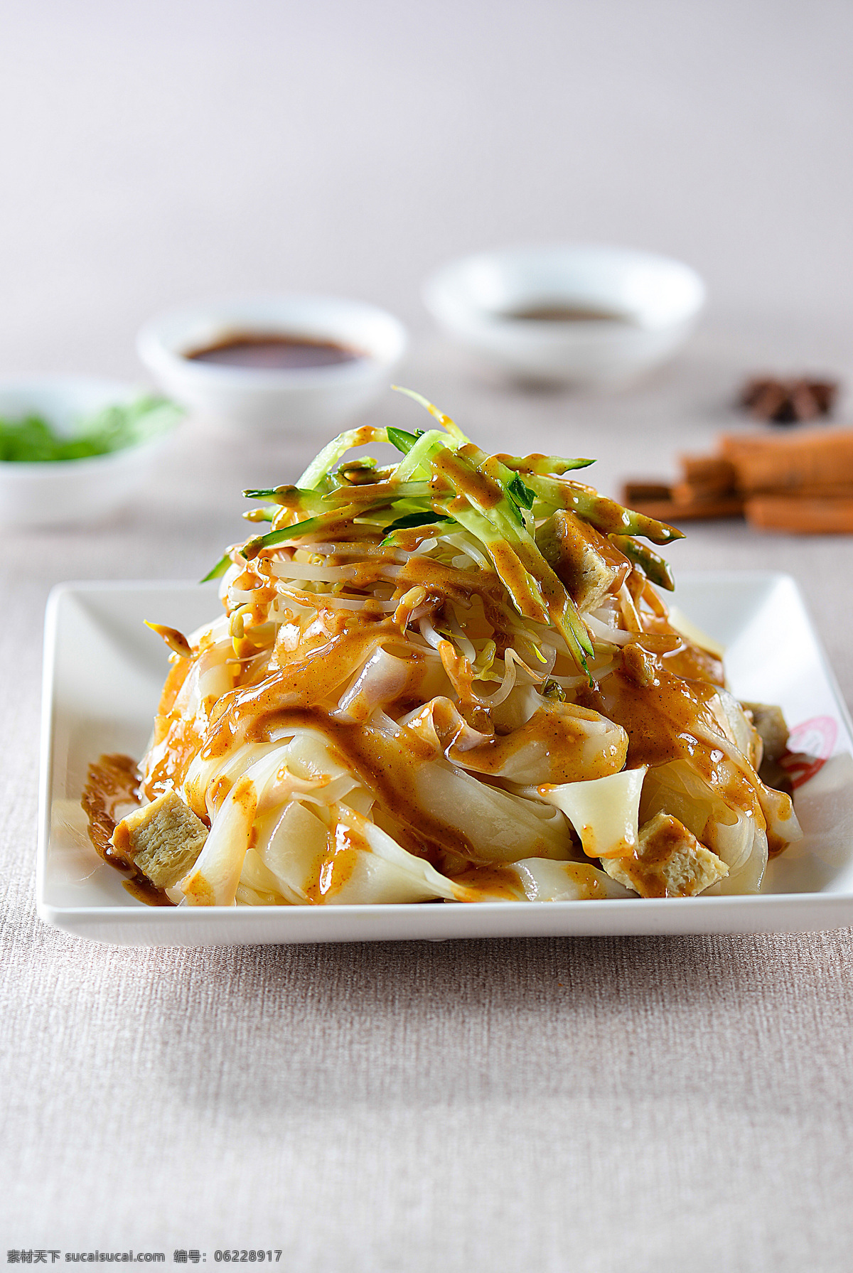 凉皮图片 炒菜 家常菜 特色菜 热菜 美食 美味 八大菜系 汤羹 菜谱 菜名 小炒 炒饭 烧菜 凉菜 菜肴 佳肴 小吃 锅仔 烧烤 油炸 红烧 爆炒 清蒸 油焖 海鲜 主食 副食 米饭 面条 酱爆 点心 凉皮 餐饮美食 传统美食