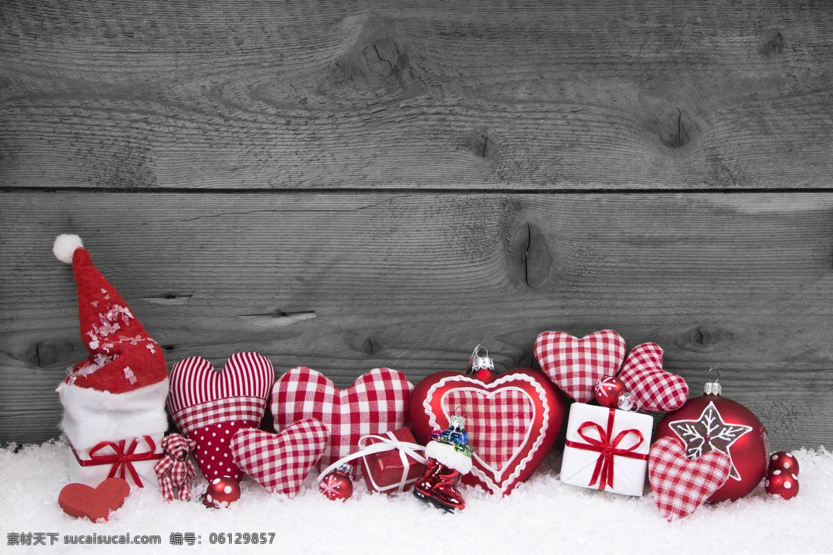 雪花 上 礼物 圣诞帽子 圣诞礼物 礼品 礼包 木板背景 木纹背景 节日庆典 生活百科