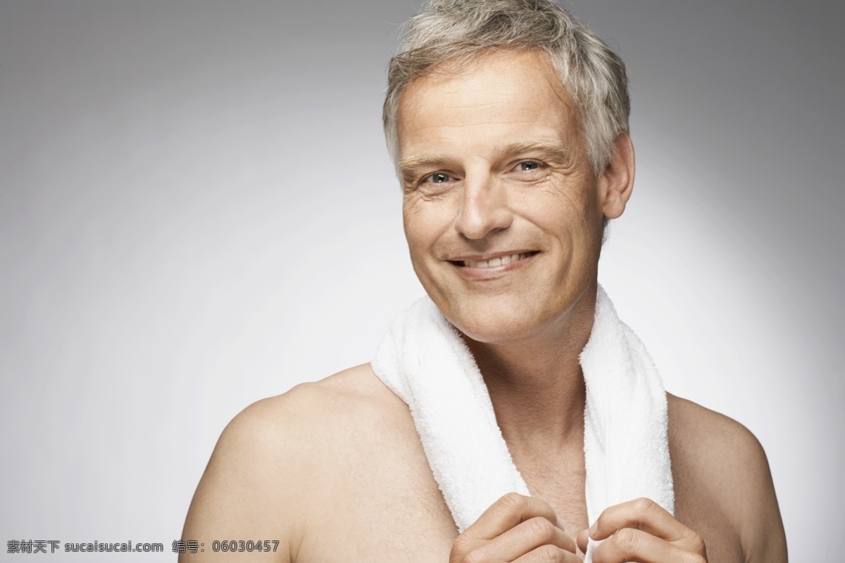 微笑 健康 男性 老人 健康男性 男人 外国男性 欧美 活力 白发 毛巾 运动 健身 素材图库 高清图片 男人图片 人物图片