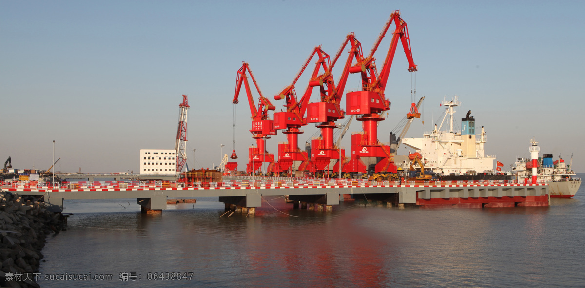 码头现场 建筑 建设 工程 项目 码头 门机 船只 靠泊 现代科技 工业生产
