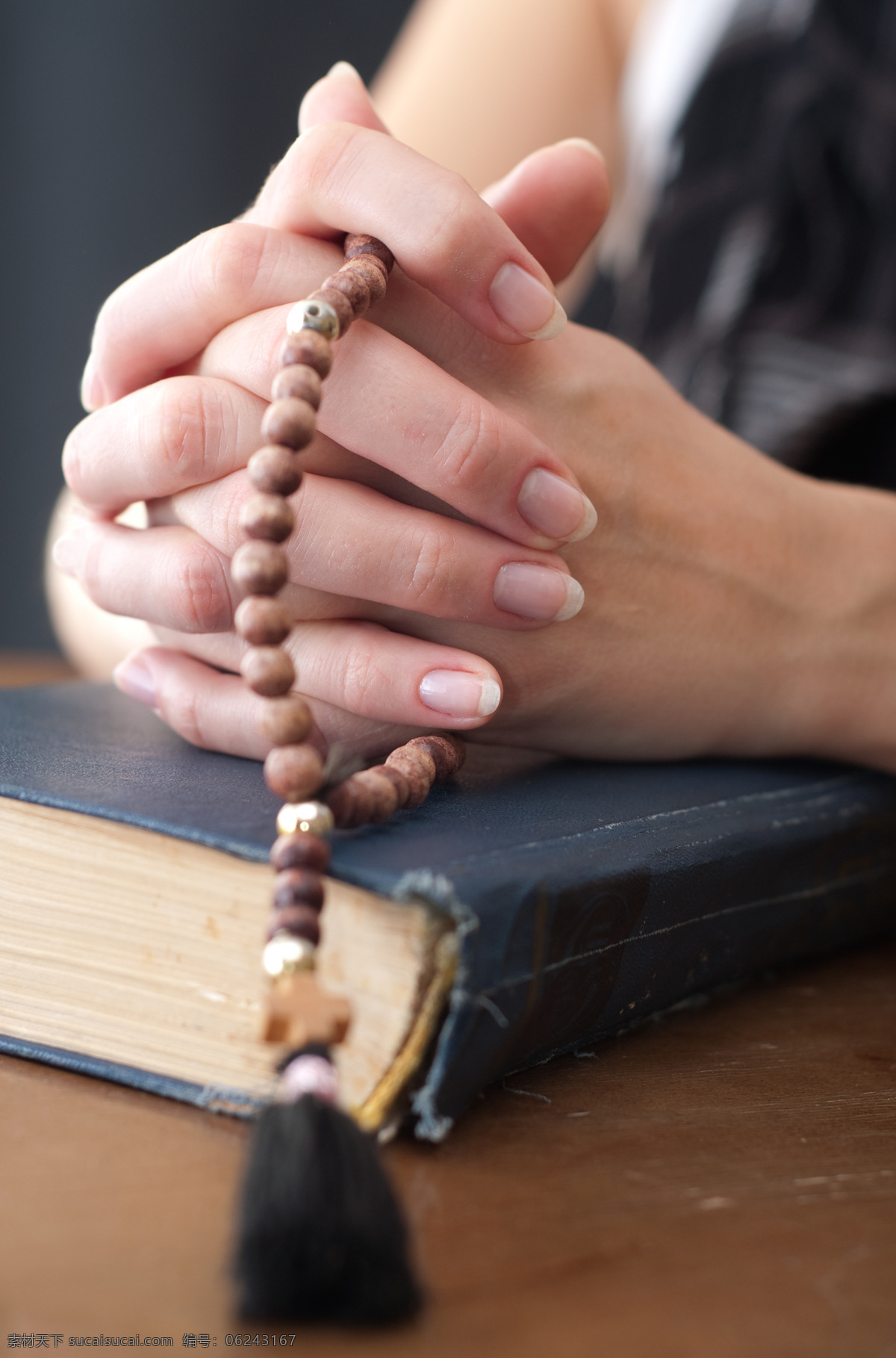 圣经 上 祈祷 女人 珠链 虔诚祈祷 祈祷手势 基督教 宗教文化 生活人物 人物图片