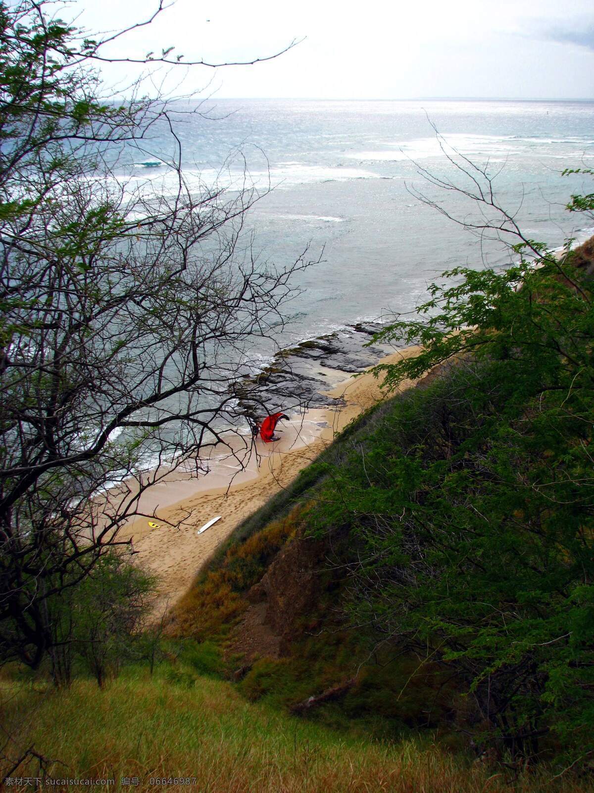夏威夷 海滩 大海 国外旅游 黄色 旅游摄影 沙滩 树丛 小船 夏威夷海滩 游人 悬崖 旅游风光 psd源文件