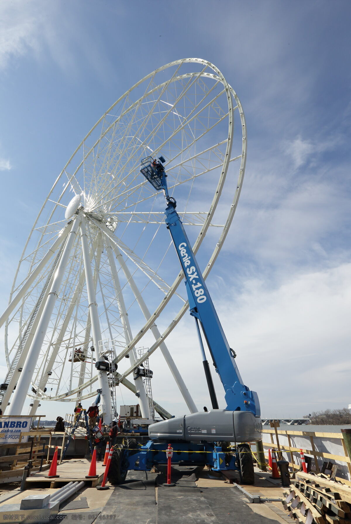 吉尼 蓝色 高空 作业车 摩天轮 高空作业车 直臂 施工现场 建筑工程 起重运输 机械 现代科技 工业生产