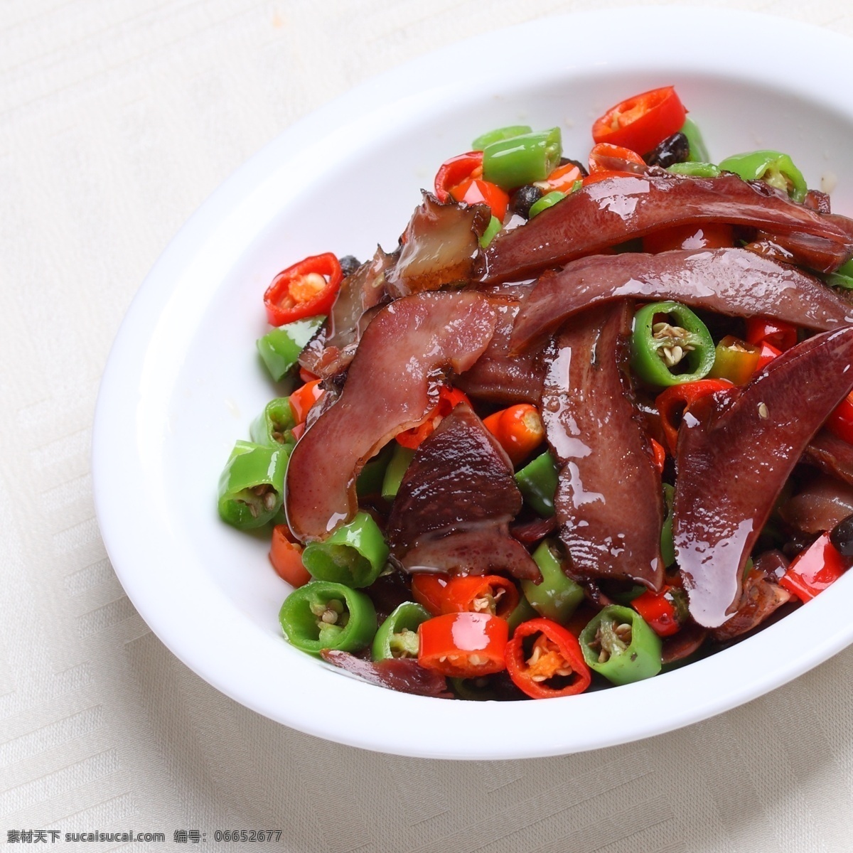 湘熏腊双宝 腊肉 青椒 熏肉 湘菜 美味 佳肴 美食 菜谱 菜谱设计 高清素材 红辣椒 传统美食 餐饮美食