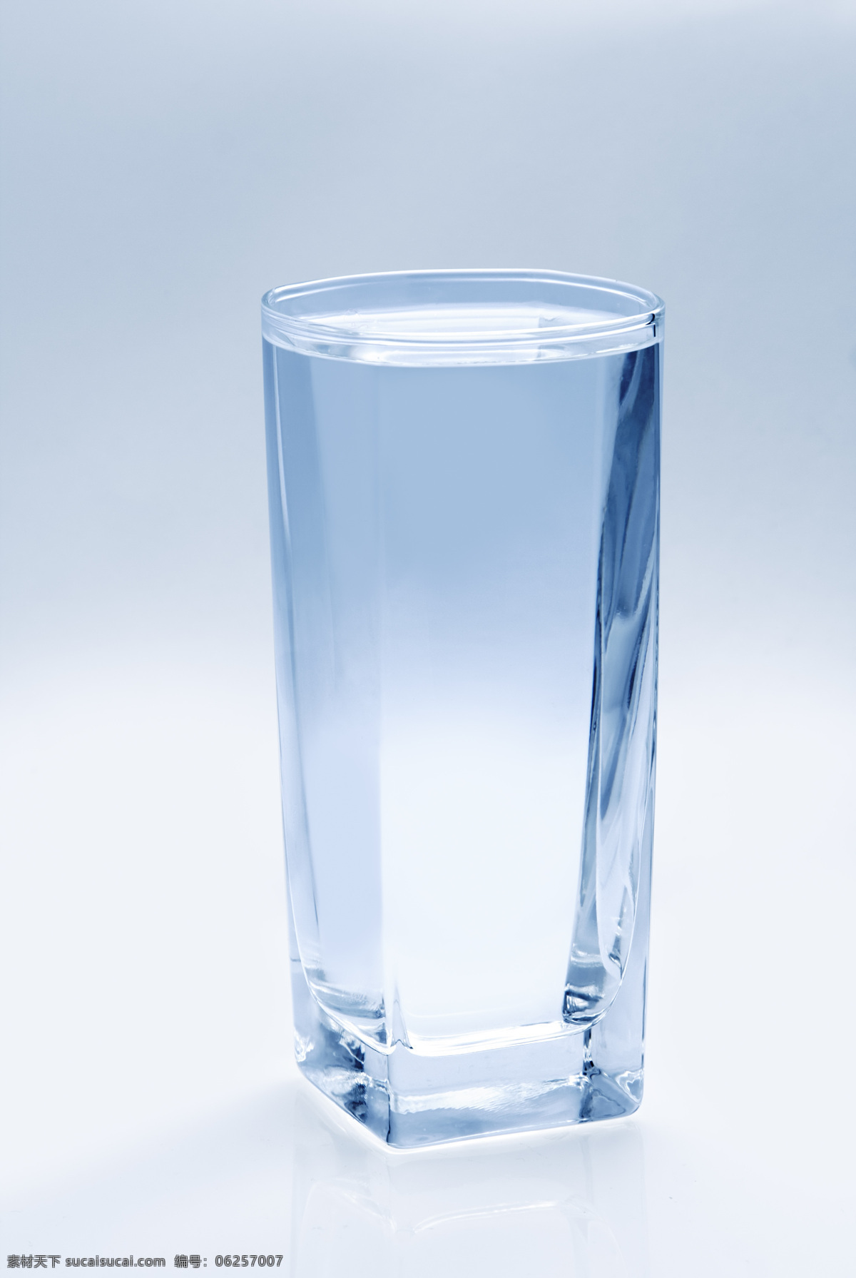 水杯 杯子 玻璃杯矿泉水 蒸馏 饮用水 瓶子 酒 饮料 饮料酒水 餐饮美食