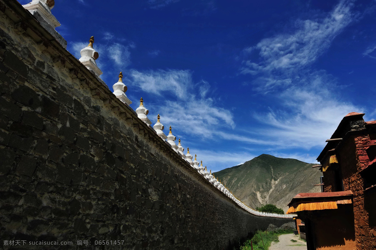 南天下的墙 墙 蓝天 白搭 寺庙墙 虔诚 佛教 川藏路 桑耶寺 四川 西藏 自然风景 旅游摄影