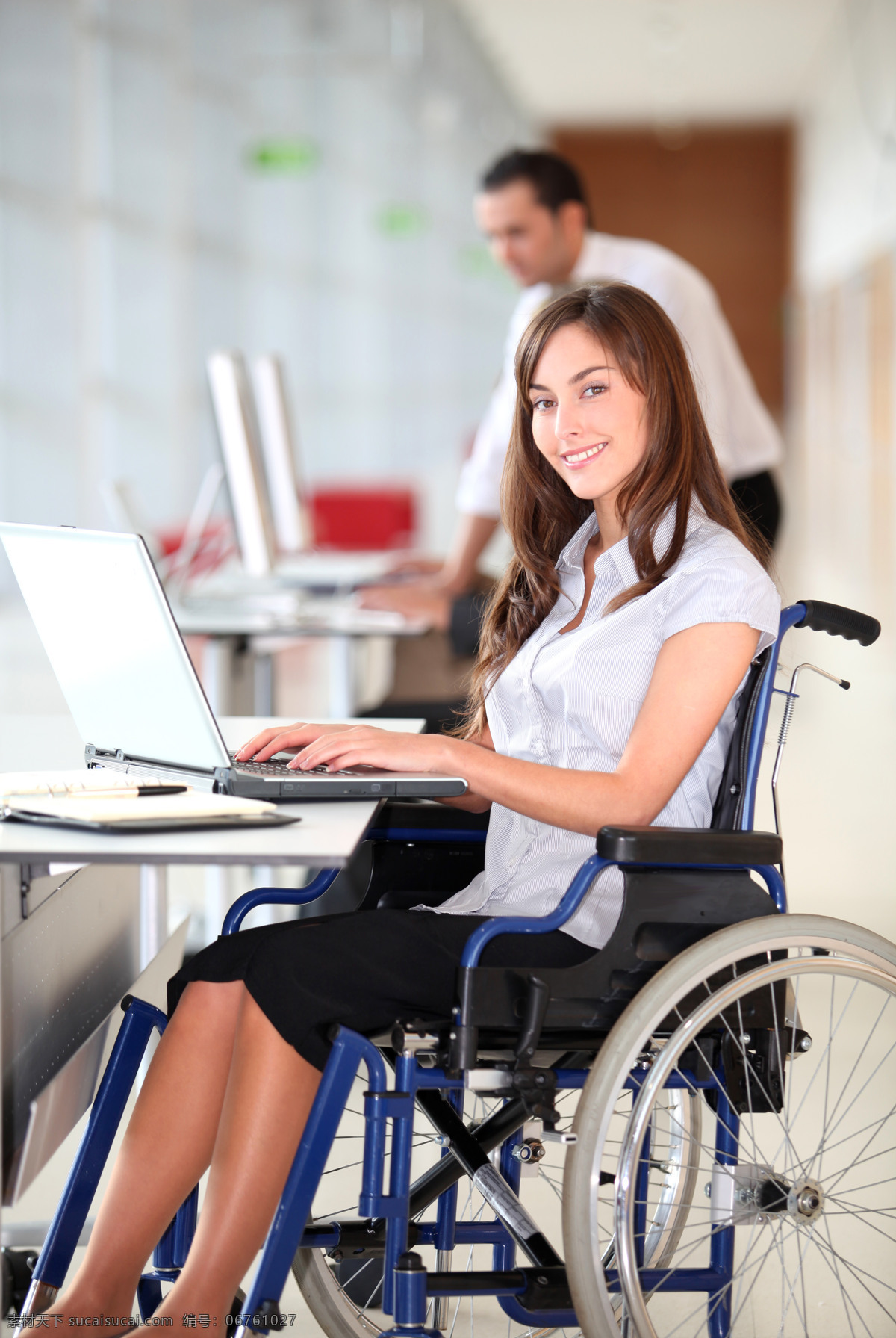 坐在 轮椅 上 电脑 女人 外国女人 笔记本电脑 男人 办公室 残疾人 其他人物 人物图片