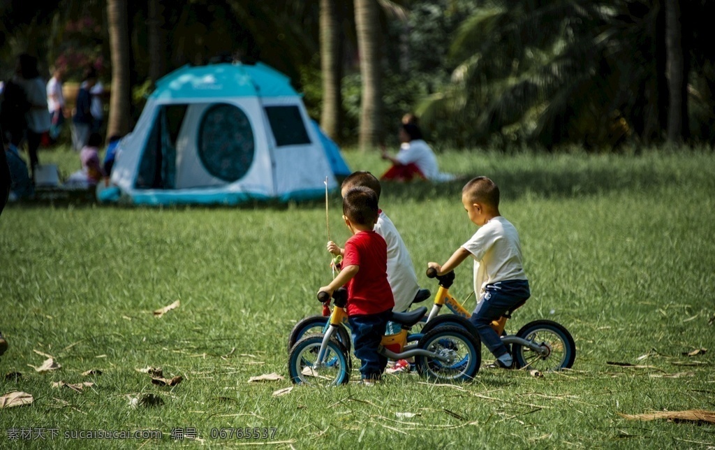 儿童图片 小男孩 奔跑的小孩 男孩 玩耍的孩子 儿童 小孩 童趣 孩子 骑单车的儿童 草坪 海口公园 白沙门公园 人物图库 儿童幼儿