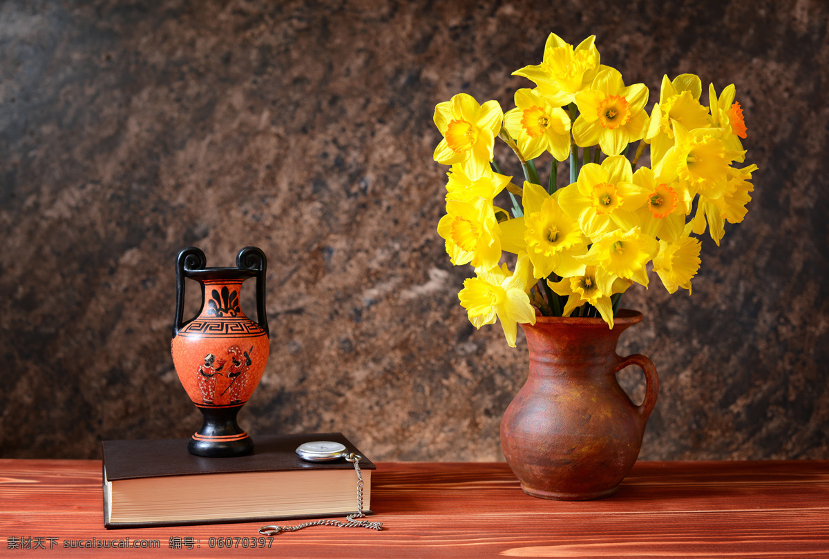 鲜花与陶罐 陶瓷 陶罐 瓷器 陶瓷工艺品 传统工艺品 文化艺术 鲜花 书籍 怀表 其他类别 生活百科 黑色