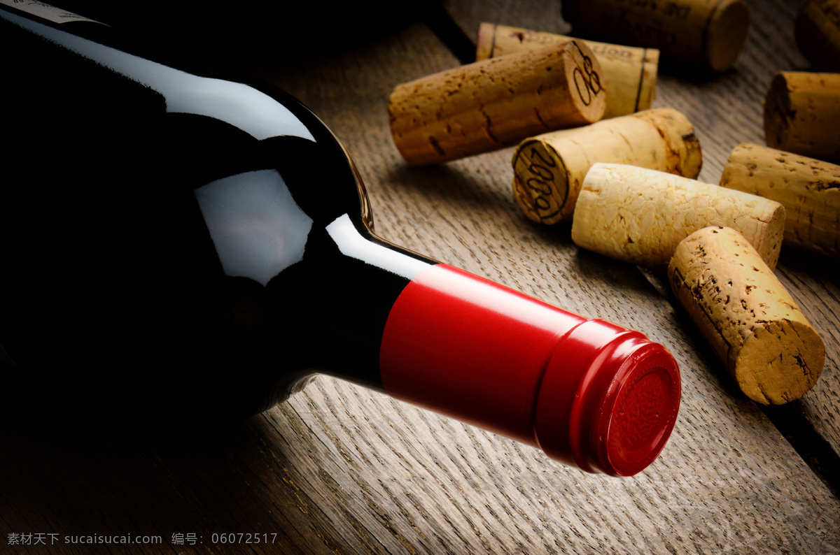 葡萄 酒瓶 酒 塞 葡萄酒 葡萄酒瓶 酒塞 木制酒塞 木板 躺着的酒瓶 红酒 美酒 酒类图片 餐饮美食