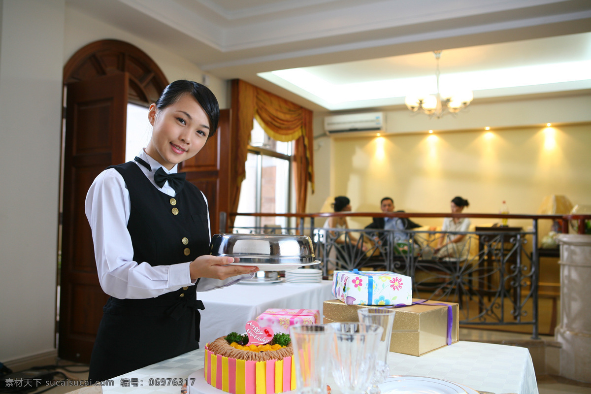 酒店服务 服务员 亲切服务 西餐服务 西餐厅服务 礼物 职业人物 人物图库