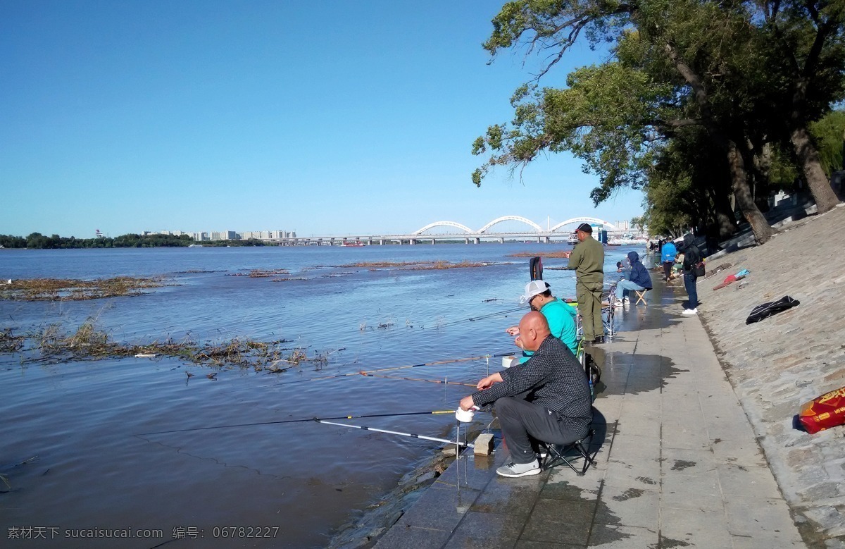 哈尔滨 松花江畔 风光 天空 蓝天 江水 水草 铁路桥 堤岸 绿树 垂钓人 游人 旅游摄影 国内旅游