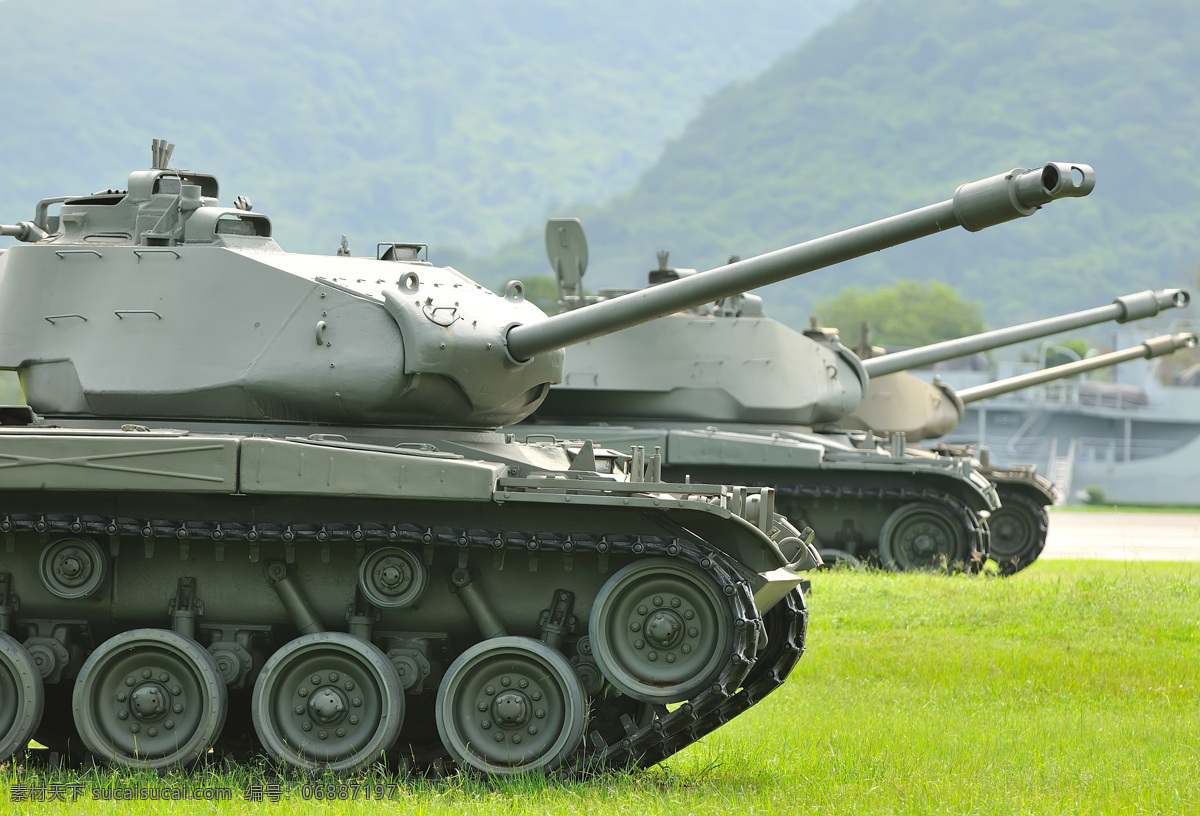 演习 中 装甲车 坦克车 战争 军事 武器 军事武器 现代科技