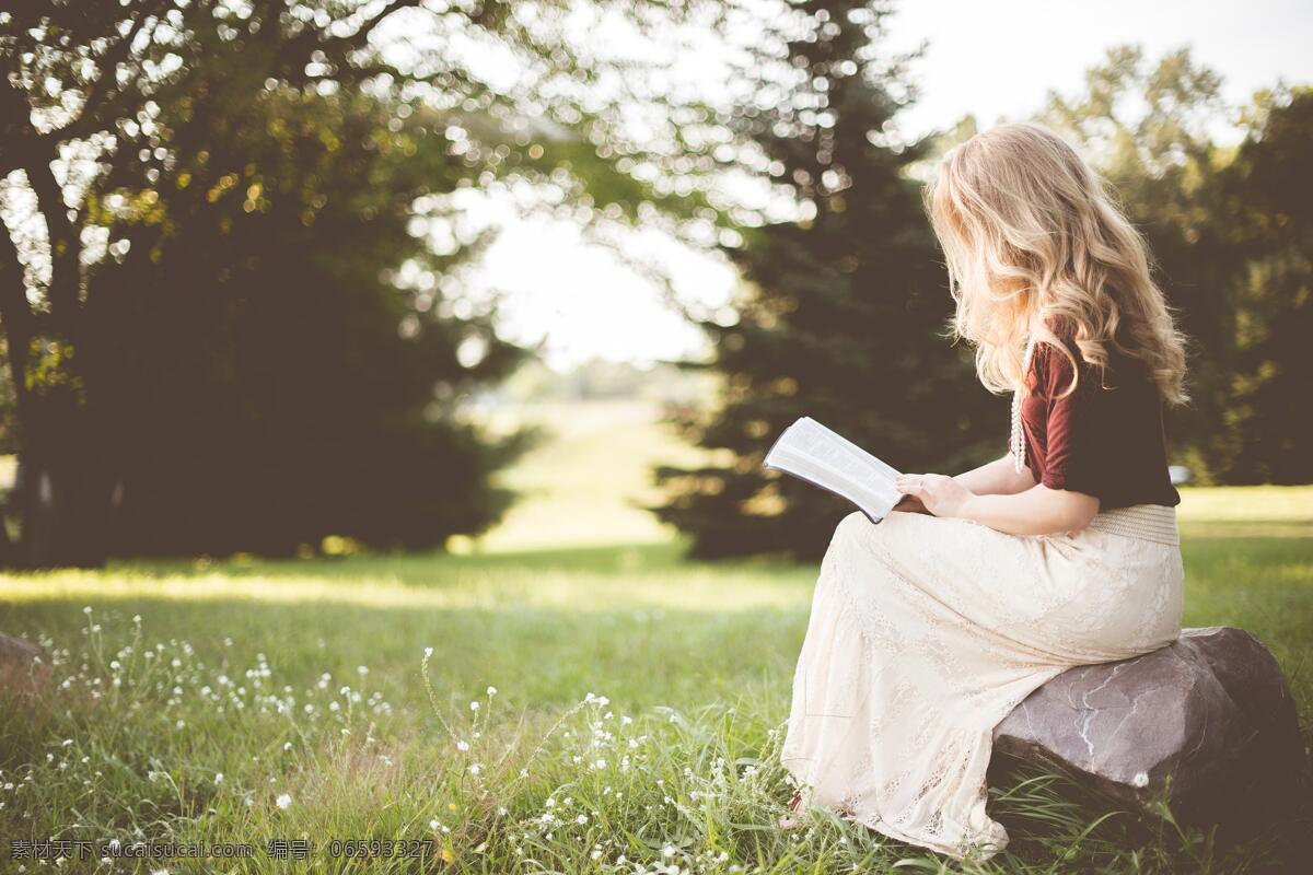 草地 上 看书 美女 清晨的草地 看书的美女 读书的美女 晨读的美女 学习的美女 学习 读书 小清新 共享图 人物图库 日常生活