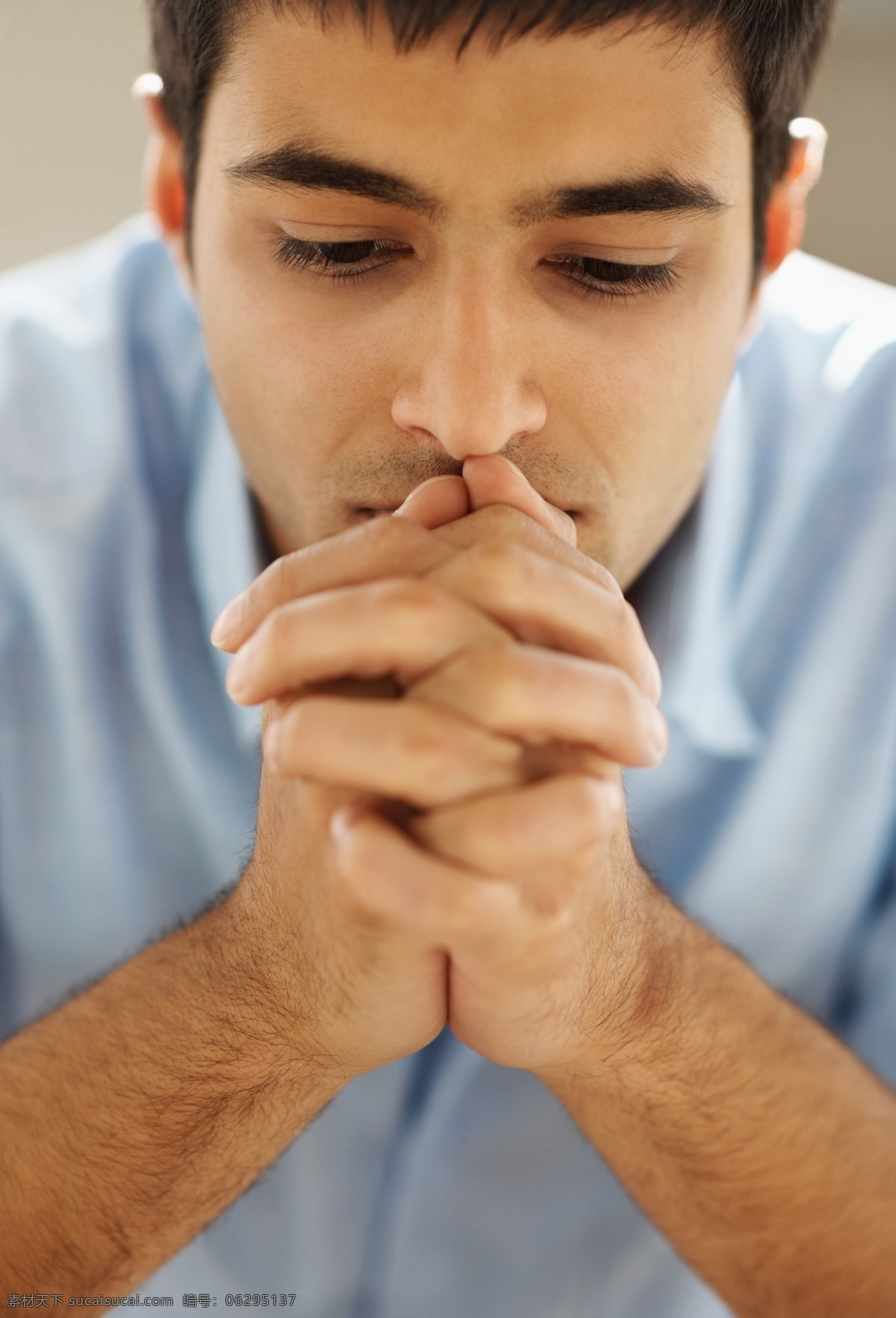 祷告 男人 祈祷 祝福 祈祷的男人 生活人物 人物图片