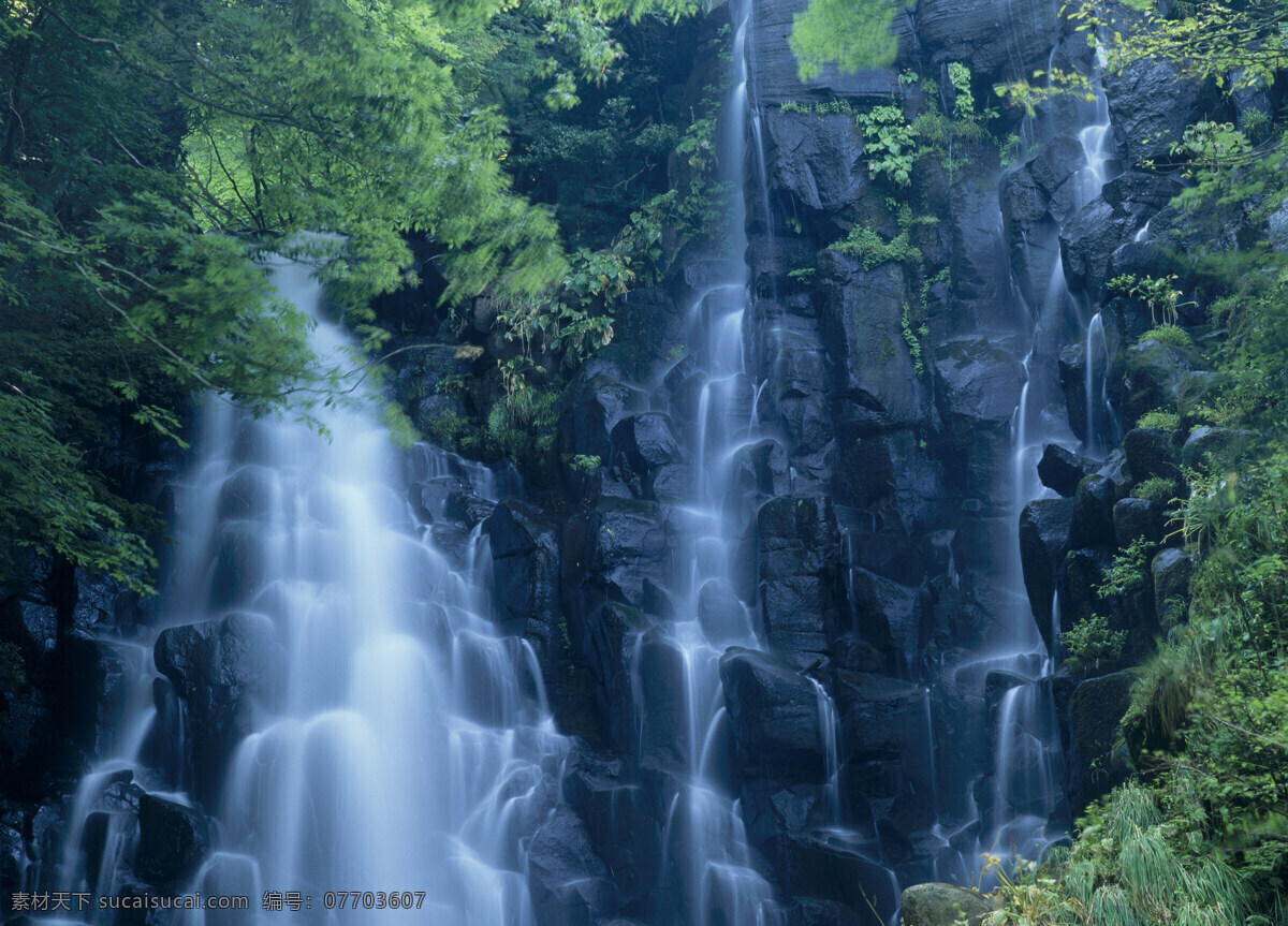 山中 石壁 上 瀑布 写真图片 高山 湍急 溪流 河山 风景 壮丽 山川 风光美图 美丽风景 自然风光 风景摄影 高清图片 瀑布图片 风景图片