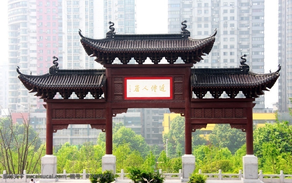牌楼 四柱三楼 仿古建筑 高楼 绿叶 灰瓦 建筑摄影 建筑园林