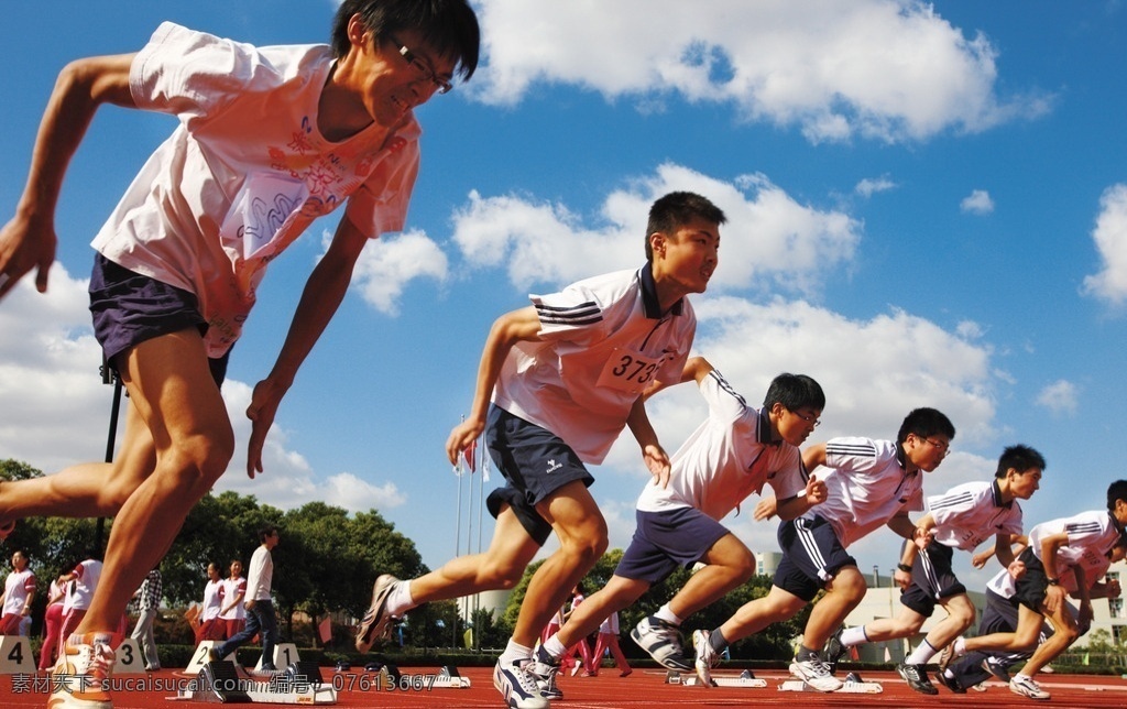 跑步 学生 运动 运动会 蓝天 男孩 起跑 夏天 比赛 短跑 竞技 赛事 人物图库 人物摄影