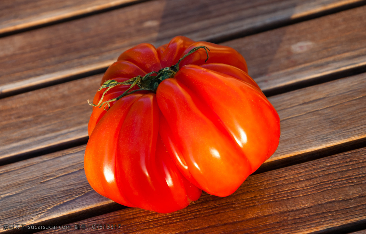 木板 上 番茄 西红柿 木板背景 新鲜番茄 新鲜蔬菜 蔬菜摄影 蔬菜图片 餐饮美食