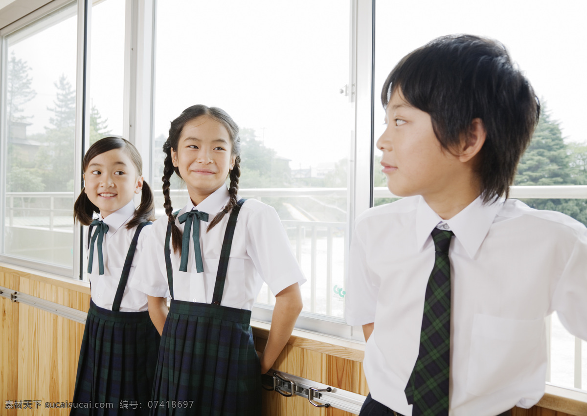 教室 走廊 男生女生 快乐儿童 女生 女孩 小男孩 小学 孩子 学生 同学 学校 校园 教学 教育 高清图片 生活人物 人物图片