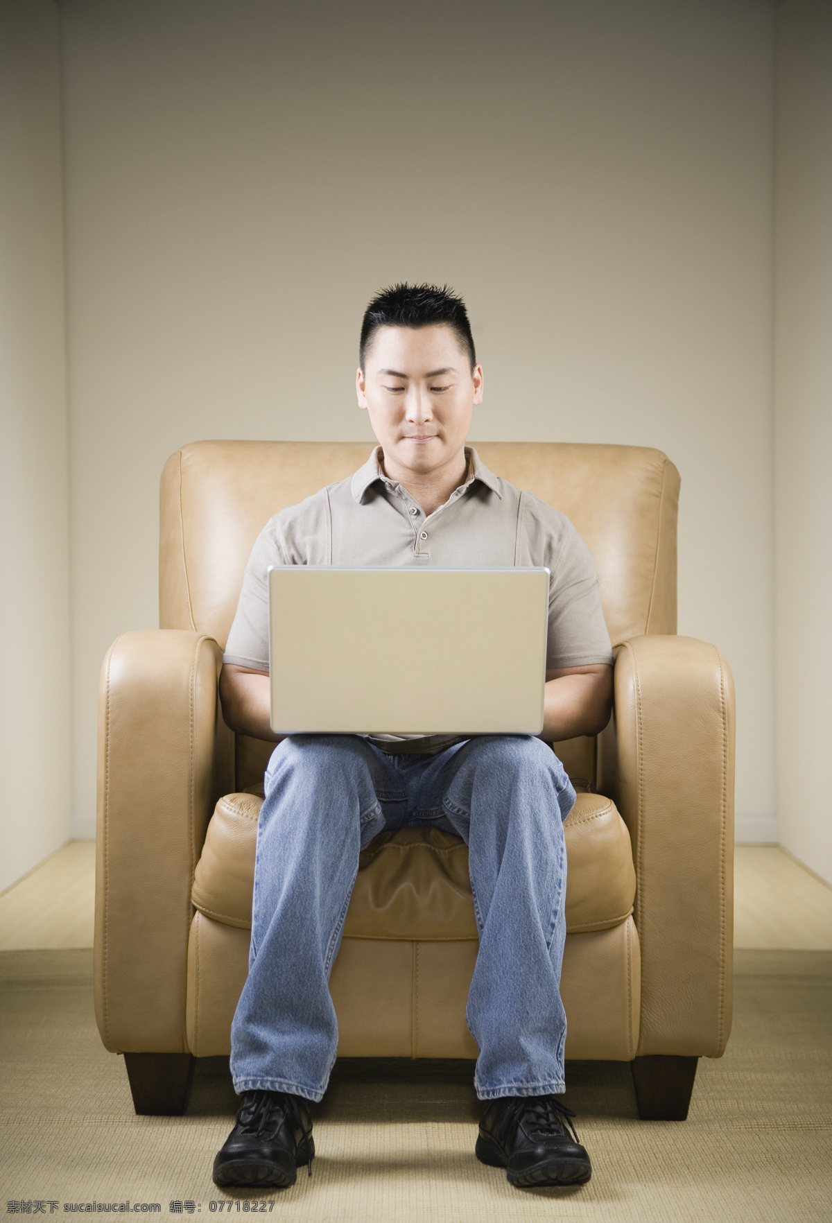 坐在 沙发 上 玩电脑 男人 男性男人 中国男人 人物摄影 玩电脑的男人 休闲男人 手提电脑 男人图片 人物图片