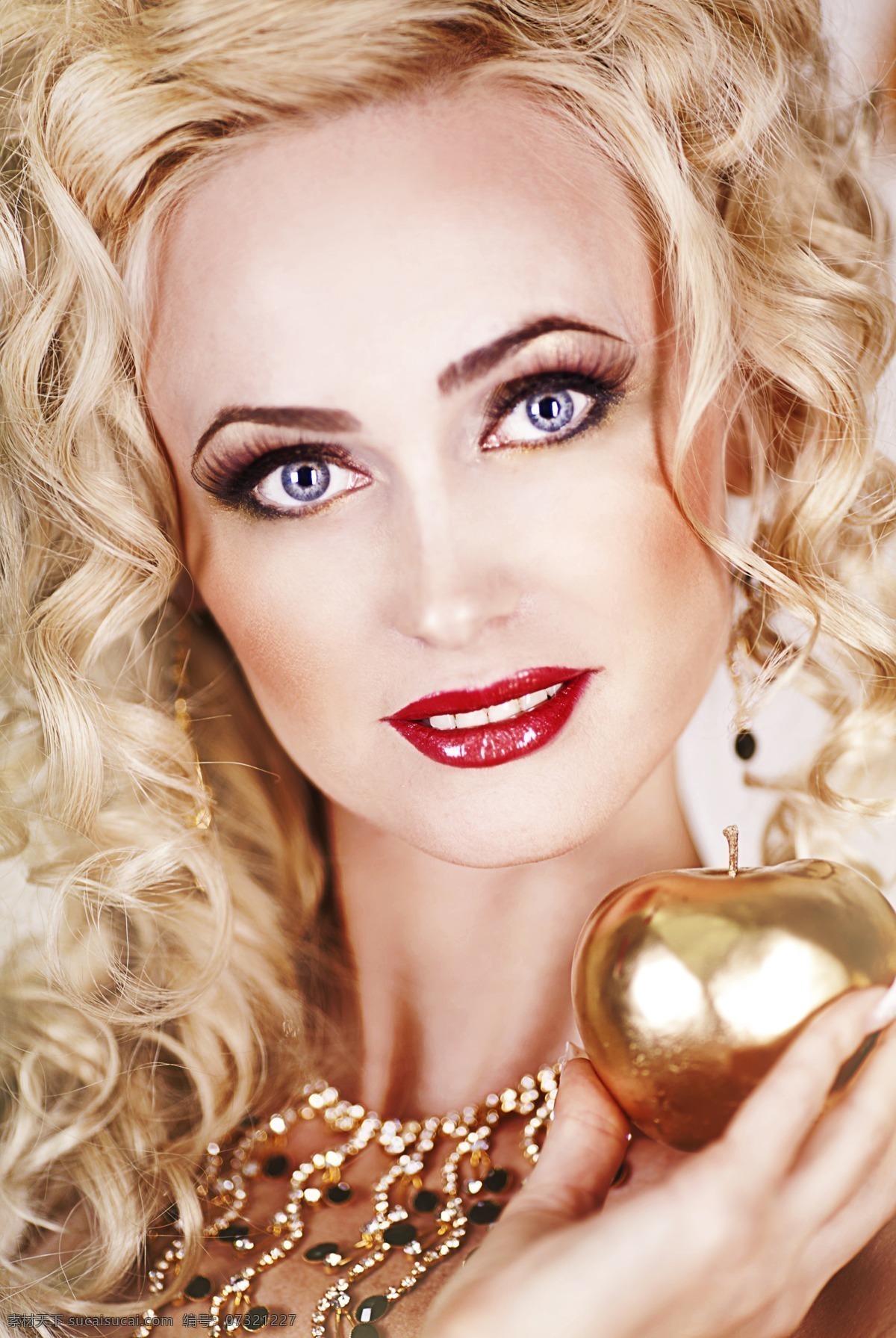 金发 美女 金色 苹果 写真 外国美女 模特 彩妆 金色苹果迷人 美丽 美女图片 人物图片