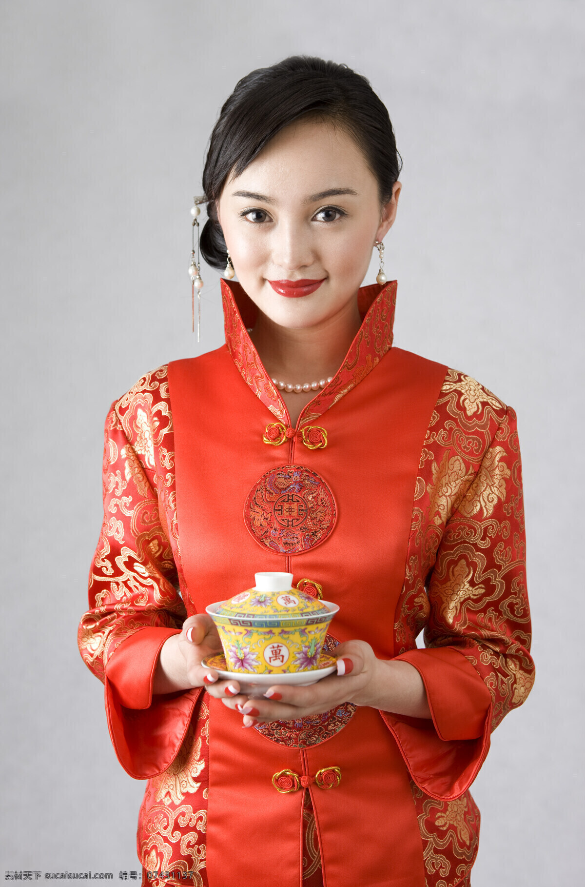 双手 托 茶杯 旗袍 女人 东方美人 托起茶杯 唐装 古典 中国风 茶文化 古典人物 人物图片 高清图片 女性 人物 美女图片