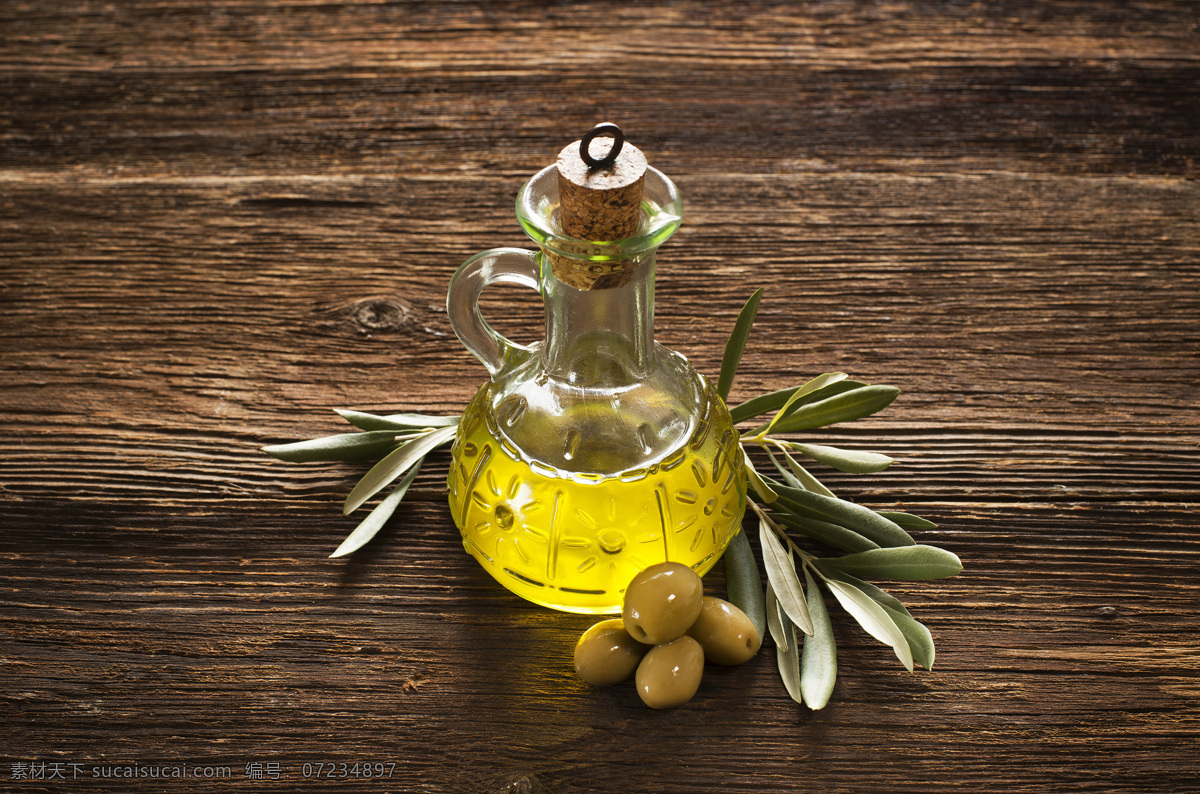 木板 上 橄榄油 食用油 色拉油 油瓶 油壶 木板背景 食材原料 餐饮美食