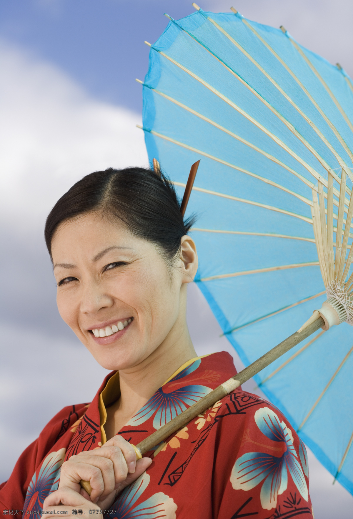 穿着 和服 女人 女性 日本人 民族服装 伞 传统服饰 微笑 开心 美女图片 人物图片