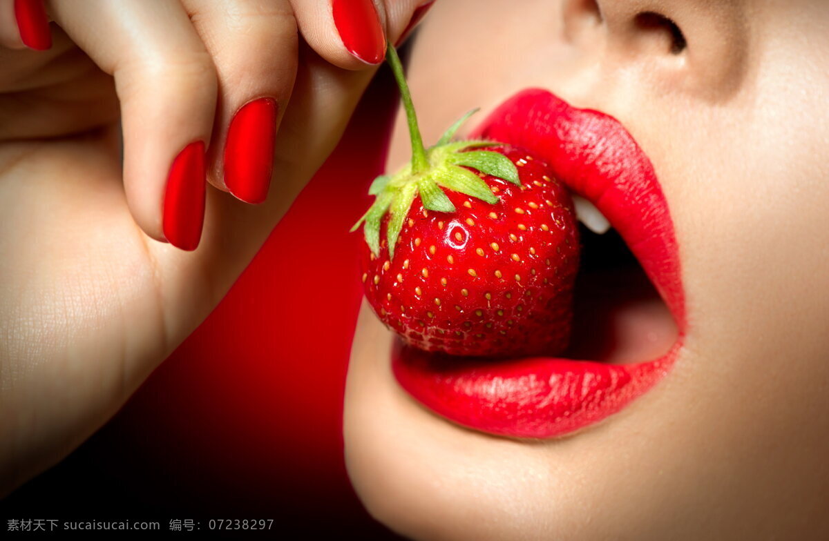 吃草莓的美女 唯美 美女 女性 女人 性感 红唇 吃草莓 诱惑 人物图库 女性女人