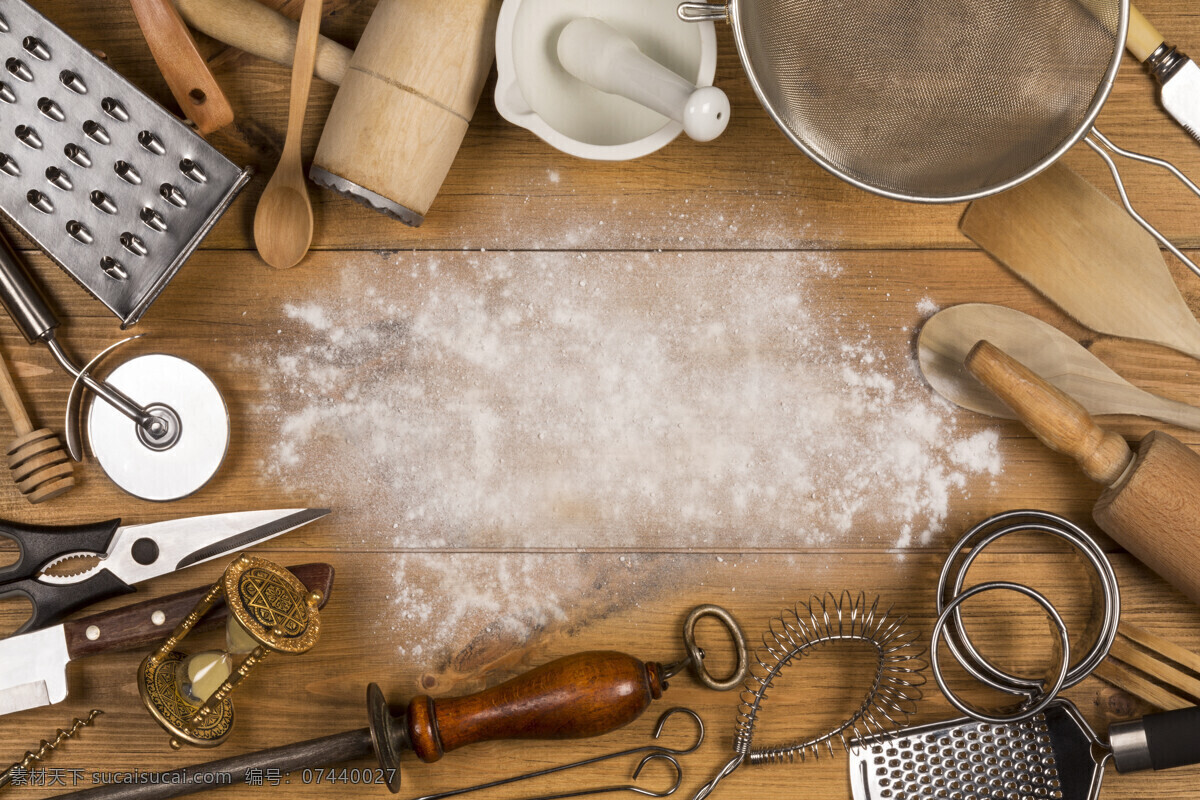 木板 上 厨具 沙漏 擀面杖 药臼 厨房用品 剪刀 菜刀 餐具厨具 餐饮美食