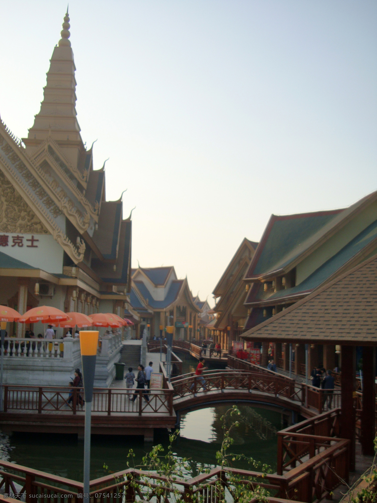 长廊 灯笼 雕刻 宫灯 湖水 花纹 建筑 建筑景观 欧式 建筑群 欧式建筑群 塔顶 小桥 亭台 楼榭 汉白玉 绿水 欧式风格 金黄 园林艺术 园艺 世园会 自然景观 家居装饰素材
